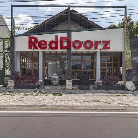 Reddoorz Plus @ Flory Hotel Джокьякарта Экстерьер фото