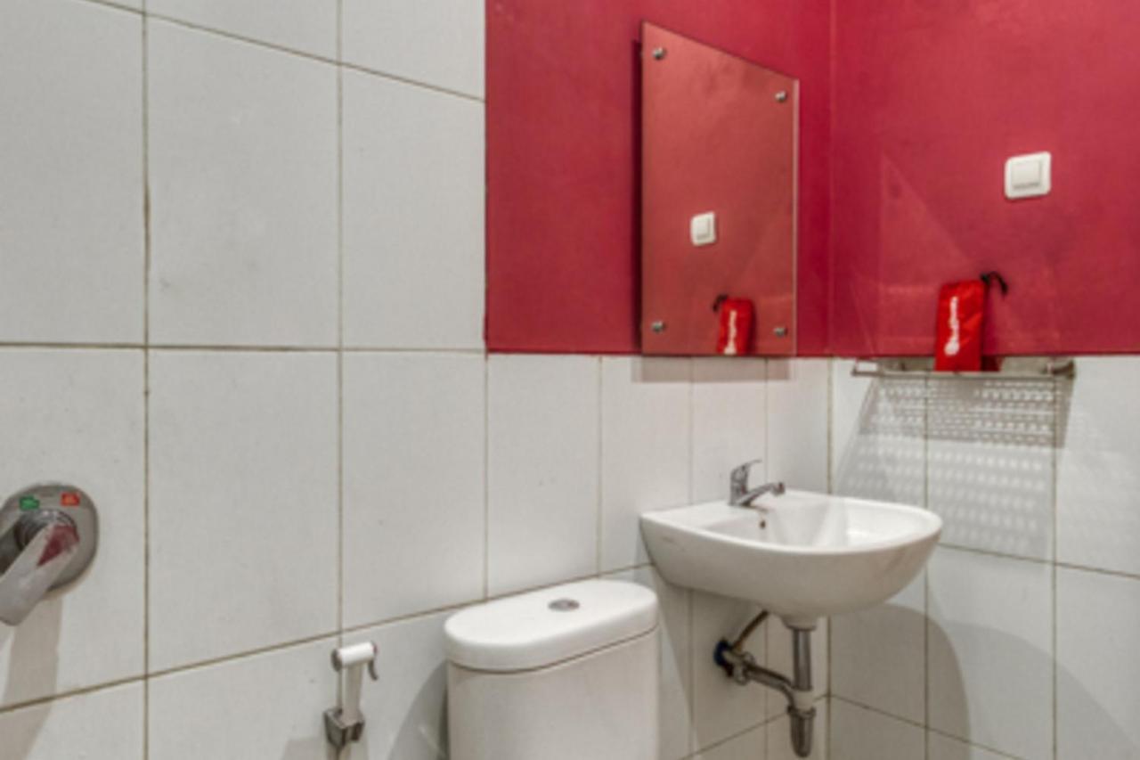 Reddoorz Plus @ Flory Hotel Джокьякарта Экстерьер фото